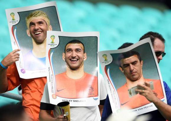 AFP - Las laminas del Mundial sirven de disfraz en las tribunas de los estadios.