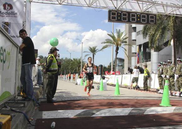 Esteban Jaramillo y Sebastián Salazar - Más de 10 mil competidores se dieron cita en esta histórica cita deportiva que se corría en las modalidades de 5, 10, 21 y 42 kilómetros.