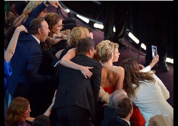 AP - El momento en que los actores se toman la selfie del a&#241;o. Ellen Degeneres ret&#243; a la audiencia para que fuera la foto m&#225;s retuiteada de la historia.