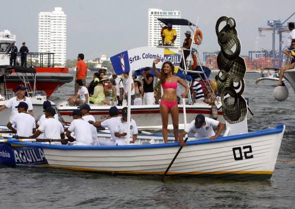 Colprensa - En este tradicional evento, las candidatas recorrieron la bahía de Cartagena, acompañadas de los cadetes de la Escuela Naval. La cita final fue en el Club Naval, donde las candidatas desfilaron en un acto de carácter benéfico para la Acción Social Naval.