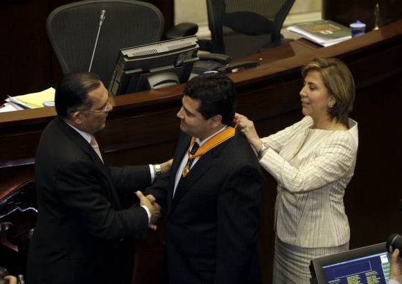 Colprensa - Como reconocimiento a EL COLOMBIANO, por el centenario, el Congreso entregó la orden en Grado de Comendador .