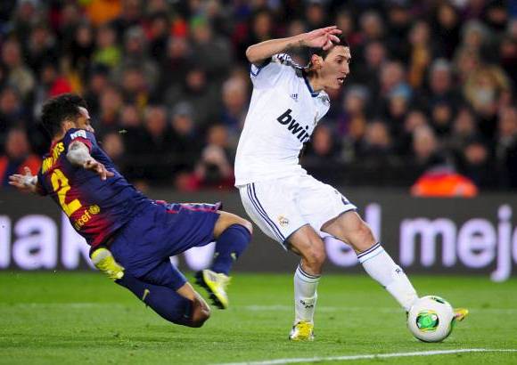 AP - Un despeje desde el límite del área merengue se convirtió en un pase peligroso para Di María. El argentino dejó regado a Puyol y el balón cayó al lado de Cristiano Ronaldo. El portugués volvió a ser letal y prácticamente decidió el pase de su equipo a la final.