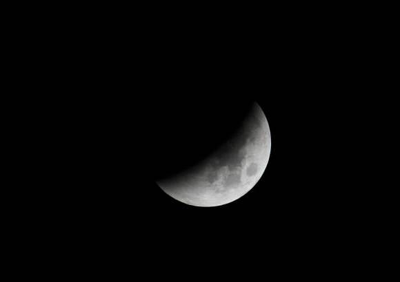 AP - Durante una hora y 40 minutos, el Sol, la Tierra y la Luna estuvieron alineados.