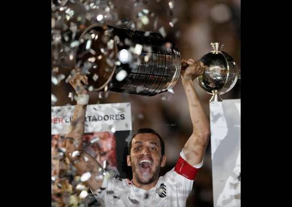AP - Santos alcanz&#243; su tercera corona en la Copa Libertadores al vencer el mi&#233;rcoles como local 2-1 a Pe&#241;arol con anotaciones de Neymar, a los 46 minutos, y del lateral Danilo, a los 68.
