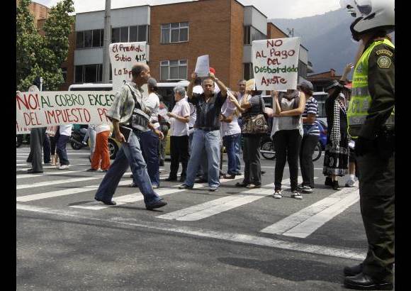Manuela Palacio Hernández - Uno de los protestantes contó que el avalúo de su propiedad pasó de 82 a 187 millones de pesos. Explicó que en su mayoría, los propietarios de su edificio son adultos mayores que dependen de una pensión.