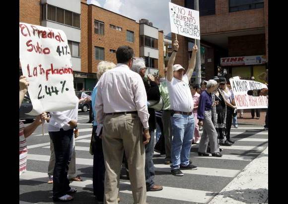 Manuela Palacio Hernández - "Rechazamos las alzas exageradas", gritaron en medio de la calle.