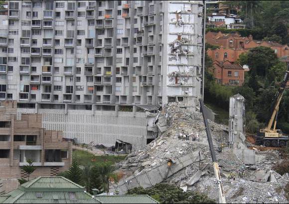Robinson Sáenz - Las labores de rescate de las víctimas del desplome de la torre 6 del Edificio Space en Medellín completan 15 días.