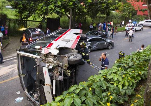 Esteban Vanegas - El accidente involucr&#243; a un bus de transporte de pasajeros y a varios carros particulares.