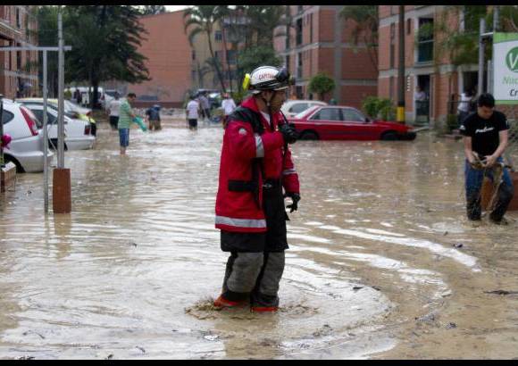 Esteban Vanegas - El comandante de Bomberos de Itagüí también señaló por lo menos 20 vehículos resultaron afectados por la creciente en la unidad residencial Viviendas del Sur.