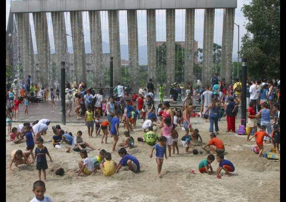 FOTO EL COLOMBIANO - El Parque de los Pies Descalzos es un lugar para el encuentro ciudadano, el sano esparcimiento y la comuni&#243;n con la naturaleza. Fue inaugurado el 7 de diciembre de 1998 y forma parte de los programas de recuperaci&#243;n arquitect&#243;nica y urban&#237;stica desarrollados por las Empresas P&#250;blicas de Medell&#237;n.