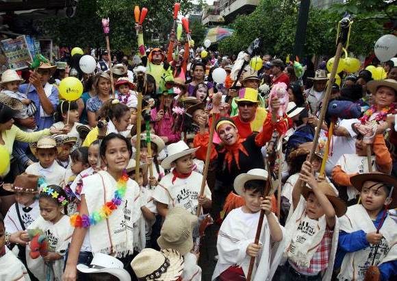 Julio C&#233;sar Herrera - Este s&#225;bado se cumpli&#243; en Medell&#237;n el desfile de caballitos de palo en el centro de la ciudad.