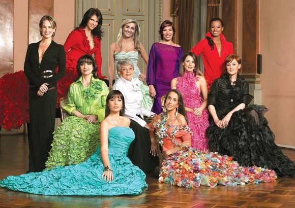 Archivo - En 2010, celebr&#243; sus 60 a&#241;os de trayectoria profesional. Ese a&#241;o le entregaron la Orden de la Cruz de Boyac&#225;, la m&#225;xima distinci&#243;n que el Gobierno entrega a un ciudadano. En la imagen, en la foto conmemorativa del aniversario de la revista Nueva, como decana de la elegancia nacional, vestida de Silvia Tcherassi.