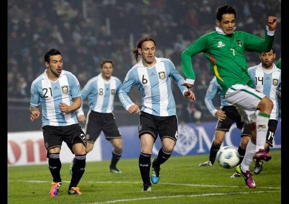 Reuters - Edivaldo Rojas, con la ayuda de Ever Banega, marc&#243; el primer gol del partido.