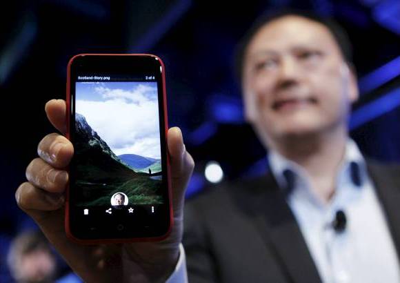 Reuters - La nueva experiencia convierte la red social en el coraz&#243;n de cualquier tel&#233;fono inteligente que ejecute el sistema operativo Android de Google.