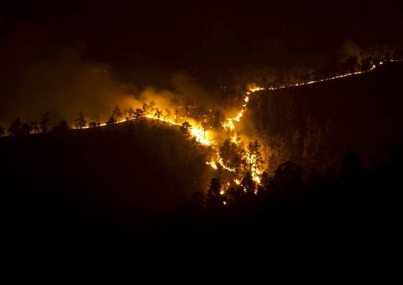 Reuters - Las autoridades informaron de que otro fuego que se hab&#237;a declarado en la isla de La Gomera, en la parte occidental del archipi&#233;lago canario, fue controlado este mi&#233;rcoles.