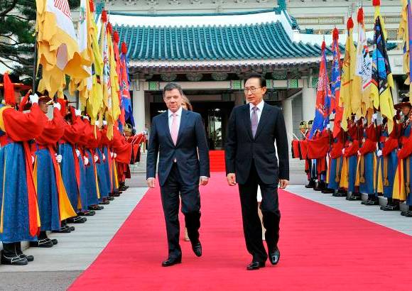 - Corea del Sur realiz&#243; honores militares al presidente Santos. Lo acompa&#241;a su hom&#243;logo Lee Myung-bak.