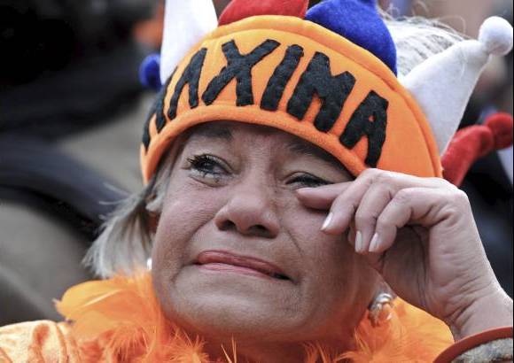 Reuters - Los asistentes mostraron su cariño a la nueva reina, la argentina Máxima Zorreguieta.