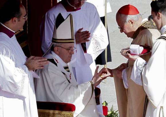 AP - El cardenal protodiácono Jean Louis Tauran colocó al papa Francisco el Palio.