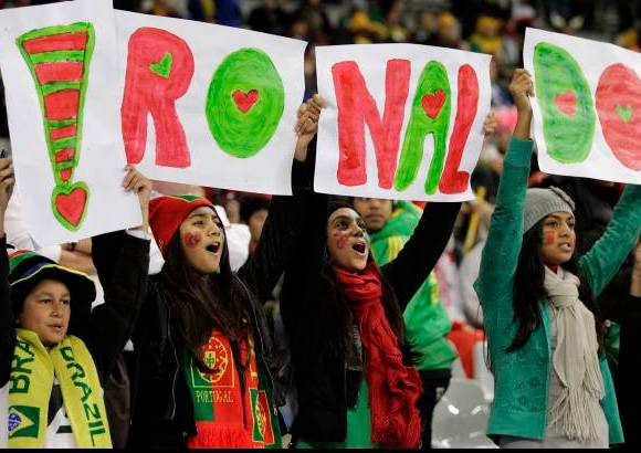 AP - La pasión por el atacante Cristiano Ronaldo apareció en la tribuna del Green Point Stadium.