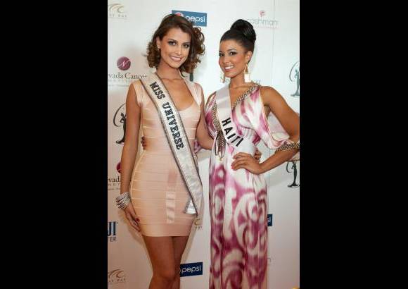 AP - Stefania Fern&#225;ndez, Miss Universo 2009 y Sarodj Bertin, Miss Hait&#237;.