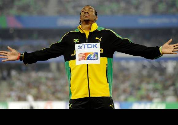 AP - Yohan Blake, de Jamaica, se quedó con el primer lugar en los 100 metros tras la descalificación de Usain Bolt.