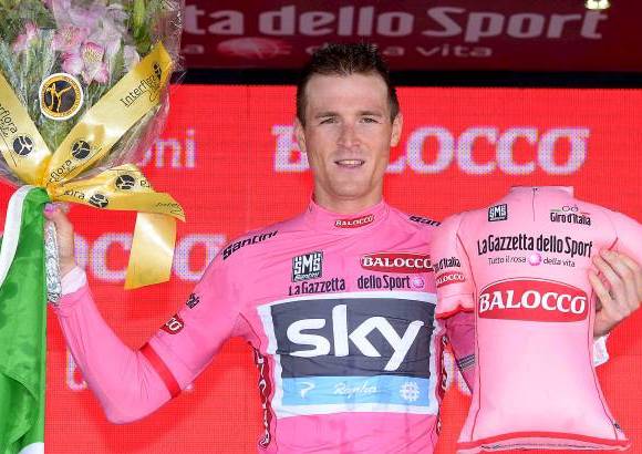 AP - Salvatore Puccio, compañero de equipo de Wiggins, se apoderó de la camiseta rosa de líder.