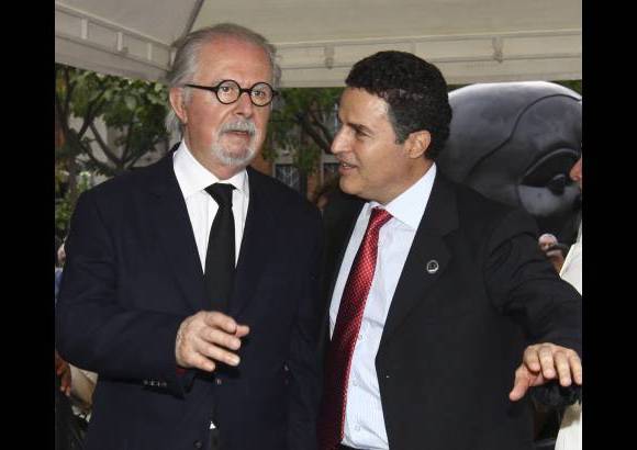 Fotos: Edwin Bustamante y C&#225;mara L&#250;cida. - Fernando Botero y el alcalde An&#237;bal Gaviria, en la Plaza Botero, antes de abrir la muestra.