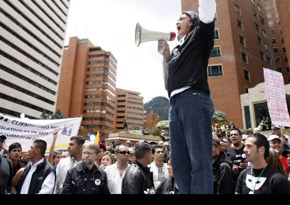 Colprensa - Los manifestantes fueron citados por el autor de novelas para televisi&#243;n Gustavo Bol&#237;var, entre otros de los convocantes.
