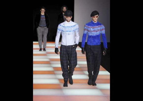 AP - La colección de Armani tiene un aire bohemio y romántico. Los cuadros y las rayas también están de regreso.