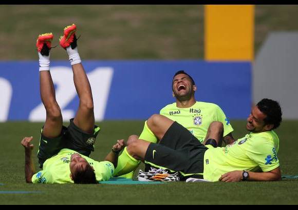 AP - Mientras tanto, el estelar brasileño Neymar bromeó con sus compañeros Daniel Alves y Fred luego de una práctica en la Granja Comary en Teresopolis, al norte de Río.