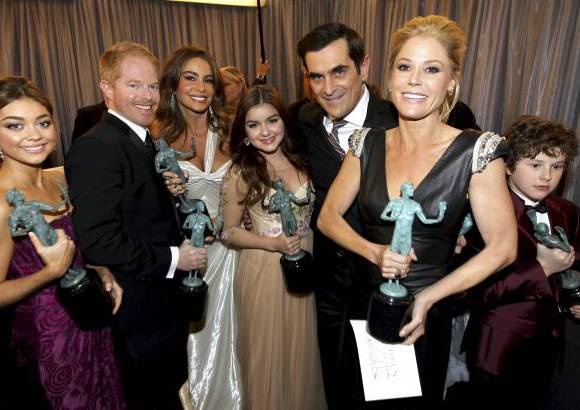 FOTO AP - Sof&#237;a recogi&#243;, por tercer a&#241;o, con el resto de sus compa&#241;eros el galard&#243;n de mejor interpretaci&#243;n conjunta en una telecomedia por Modern Family
