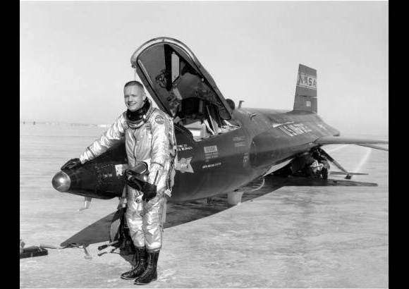 Reuters - Antes de convertirse en astronauta Armstrong, fue un ingeniero y piloto de pruebas de la Fuerza A&#233;rea estadounidense.