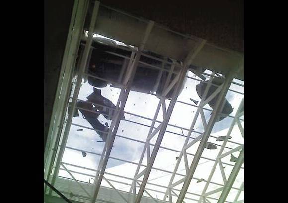 Cortes&#237;a Carlos Alberto Ochoa - En diciembre de 2007, la conductora de una camioneta Mitsubishi Nativa atraves&#243; con su veh&#237;culo una de las paredes del parqueadero del centro comercial San Diego y termin&#243; sobre el techo de vidrio del almacen Falabella.