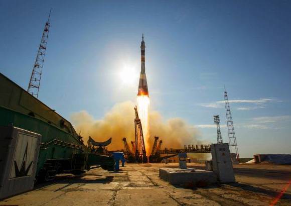 AP - La nave rusa Soyuz TMA-04M con tres tripulantes a bordo despeg&#243; este martes desde el cosm&#243;dromo de Baikonur (Kazajist&#225;n) rumbo a la Estaci&#243;n Espacial Internacional (EEI) con mes y medio de retraso por desperfectos detectados en su m&#243;dulo de descenso.