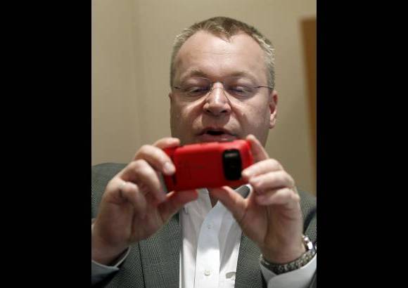 Reuters - Nokia presentó también en el Congreso Mundial de Móviles de Barcelona una versión global de su teléfono avanzado Lumia 900.