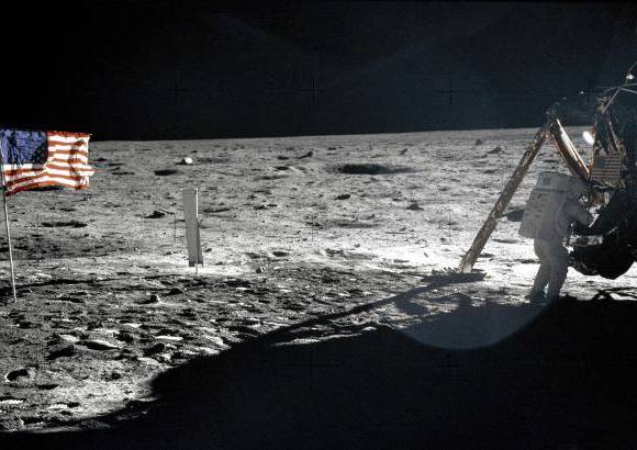AP - NASA - 20 de julio de 1969. El astronauta del Apolo 11, Neil Armstrong, en la superficie lunar. Armstrong y su compañero Edwin Aldrin pasaron casi tres horas caminando en la luna.
