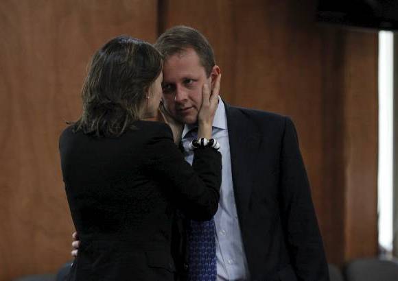 Colprensa - Durante su intervención, Arias le pidió al magistrado que lo deje defender en libertad para estar en igual de condiciones y aseguró estar "destrozado" por estar separado de sus hijos y de su esposa.