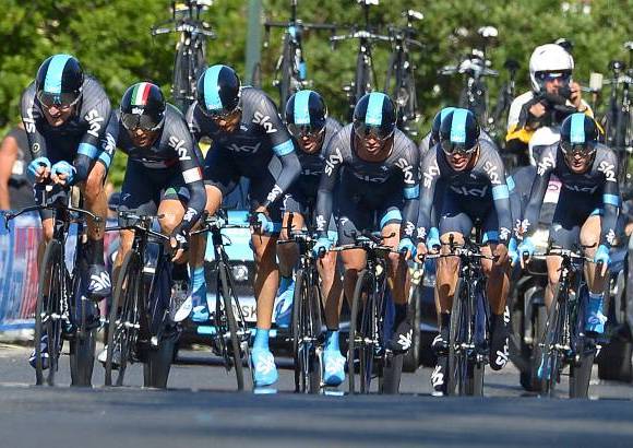 AP - Los colombianos Rigoberto Urán y Sergio Henao se ubicaron en la tercera y quinta casilla de la clasificación general.