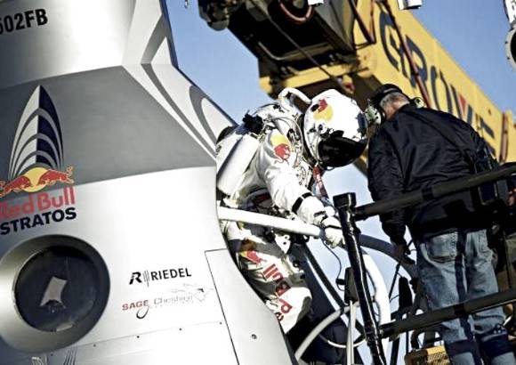 Foto Cortes&#237;a Misi&#243;n Stratos Red Bull - La Misi&#243;n Stratos Red Bull y su protagonista principal probando la c&#225;psula.