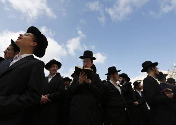 Reuters - Fieles jud&#237;os rezan en el Muro Occidental la oraci&#243;n m&#225;s sagrada del juda&#237;smo en la ciudad vieja de Jerusal&#233;n.