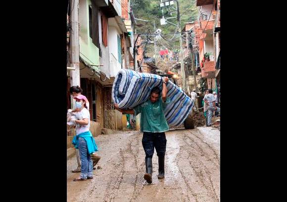 Róbinson Sáenz - La inmortalidad de las imágenes hace visible el drama y la lucha de quienes quedaron aquí para enterrar a sus muertos por no desvanecerse y sacar fuerzas de donde pueden.