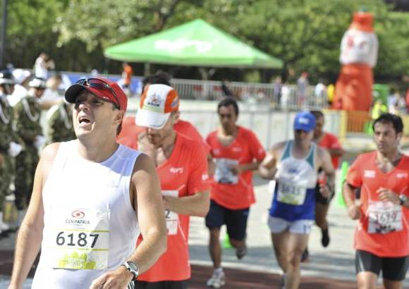 Esteban Jaramillo y Sebasti&#225;n Salazar - M&#225;s de 10 mil competidores se dieron cita en esta hist&#243;rica cita deportiva que se corr&#237;a en las modalidades de 5, 10, 21 y 42 kil&#243;metros.
