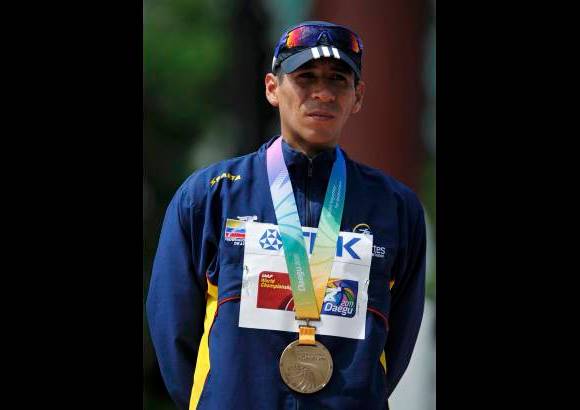 Reuters - Un hombre de la Policía, que supo sobreponerse y hoy festeja.
