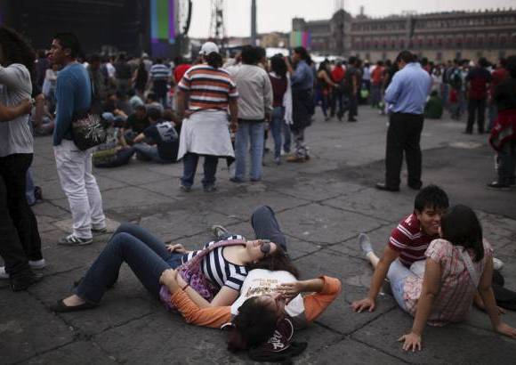 AP - Las miles de personas que quedaron fuera de la Plaza de la Constituci&#243;n pudieron seguir el espect&#225;culo a trav&#233;s de siete pantallas que fueron colocadas en las calles aleda&#241;as al z&#243;calo.