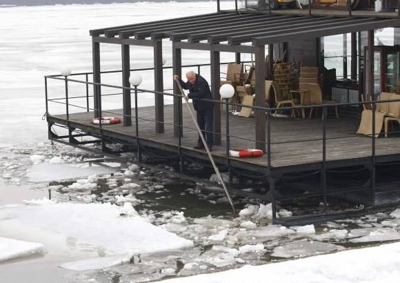 Reuters - Un restaurante flotante se hundió y varios más resultaron dañados luego de ser apartados de la ribera.