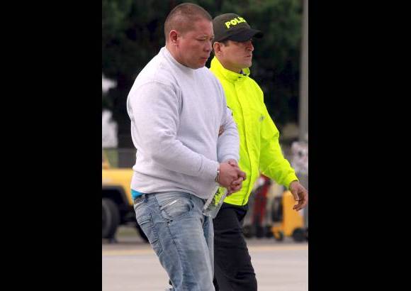 Colprensa - En un avi&#243;n de la DEA fue traslado a Estados Unidos, este jueves por la ma&#241;ana, Camilo Torres Mart&#237;nez, alias &quot;Fritanga&quot;, junto a otras seis personas para que respondan ante una Corte Federal de La Florida por el delito de narcotr&#225;fico.