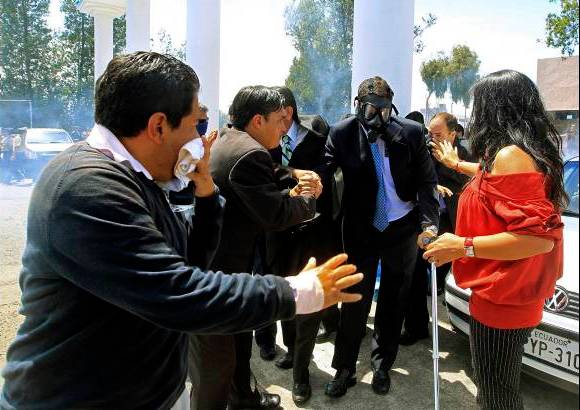 Reuters - Este es el momento exacto en que agentes de seguridad evac&#250;an al presidente Correa.