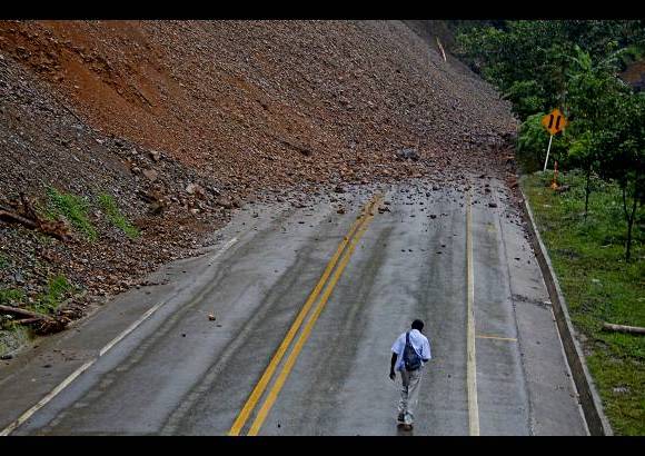 Julio C&#233;sar Herrera Echeverri - El derrumbe cay&#243; en el kil&#243;metro 73 m&#225;s 650 metros, sector Saman&#225;, de San Luis, Oriente de Antioquia.