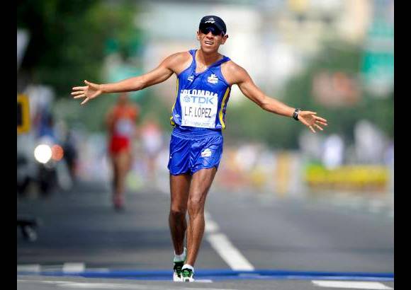 Reuters - Luis Fernando López se convirtió en el primer colombiano en lograr una medalla en un Mundial de atletismo, al ser tercero en la prueba de los 20 kilómetros marcha.