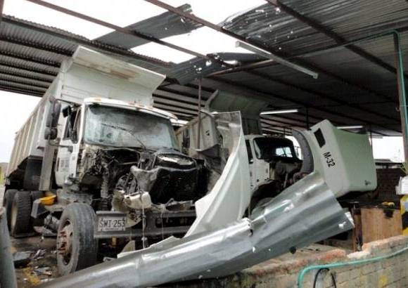 Cortes&#237;a - Varios camiones mezcladores de cemento pertenecientes a la empresa constructora Cass fueron quemados por las Farc en Putumayo.